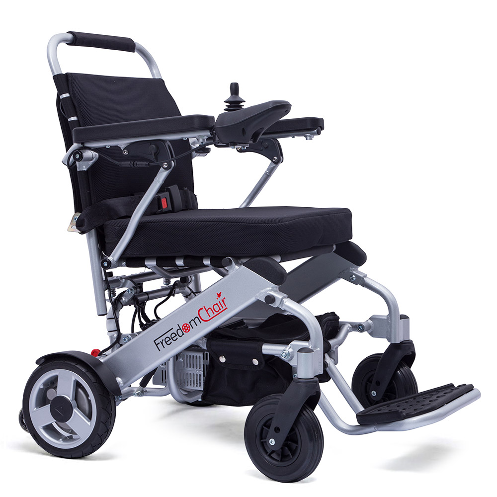 FreedomChair Elektro Rollstühle - Faltbarer, hochwertiger und robuster Elektro-Rollstuhl, der viel Komfort und Zubehöroptionen bietet. Kompakt und wendig bietet der Elektro-Rollstuhl ein optimales Fahrvergnügen. FreedomChair Elektro Rollstühle - Faltbarer, hochwertiger und robuster Elektro-Rollstuhl, der viel Komfort und Zubehöroptionen bietet. Kompakt und wendig bietet der Elektro-Rollstuhl ein optimales Fahrvergnügen.