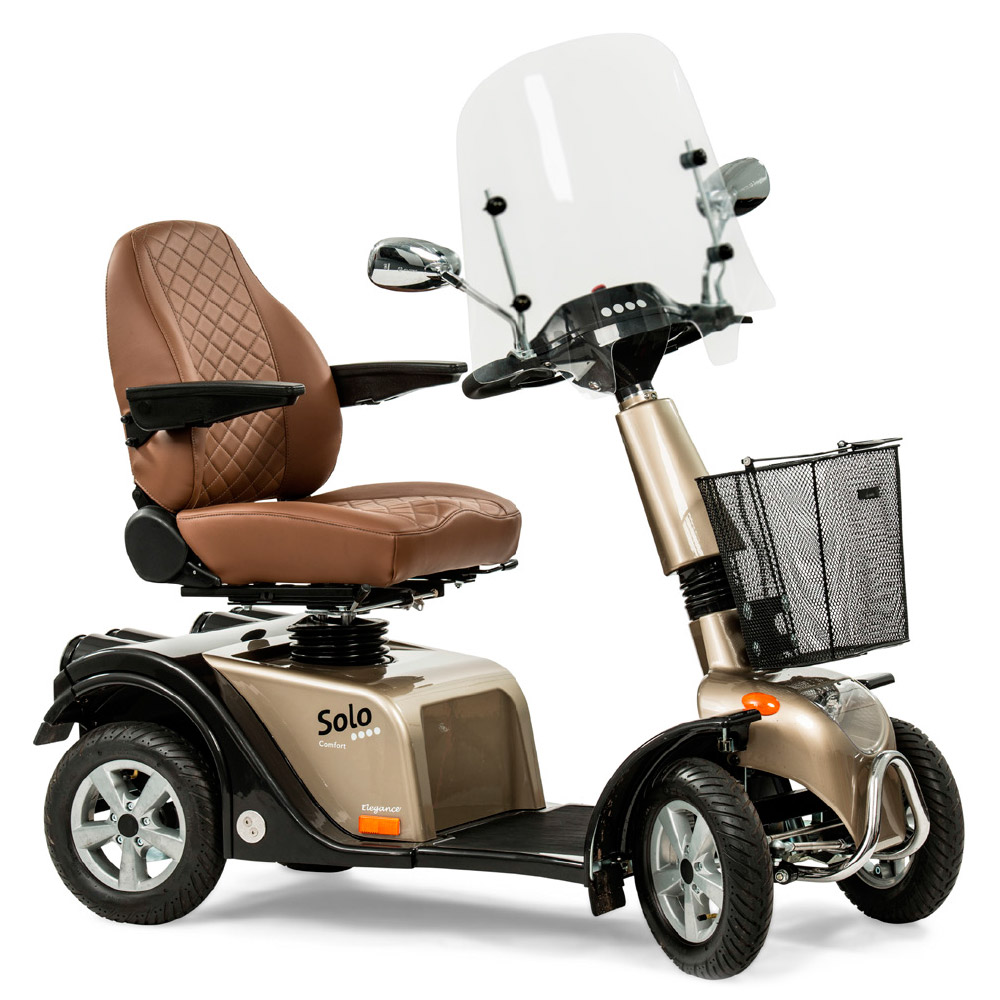 Life & Mobility elektrisches Seniorenmobil und Senioren-Scooter mit 4 Rädern. Elegante eichenbraune Verkleidung, Sitz mit schickem Rautenmuster, Windschutz und verchromten Spiegeln. Life & Mobility elektrisches Seniorenmobil und Senioren-Scooter mit 4 Rädern. Elegante eichenbraune Verkleidung, Sitz mit schickem Rautenmuster, Windschutz und verchromten Spiegeln.
