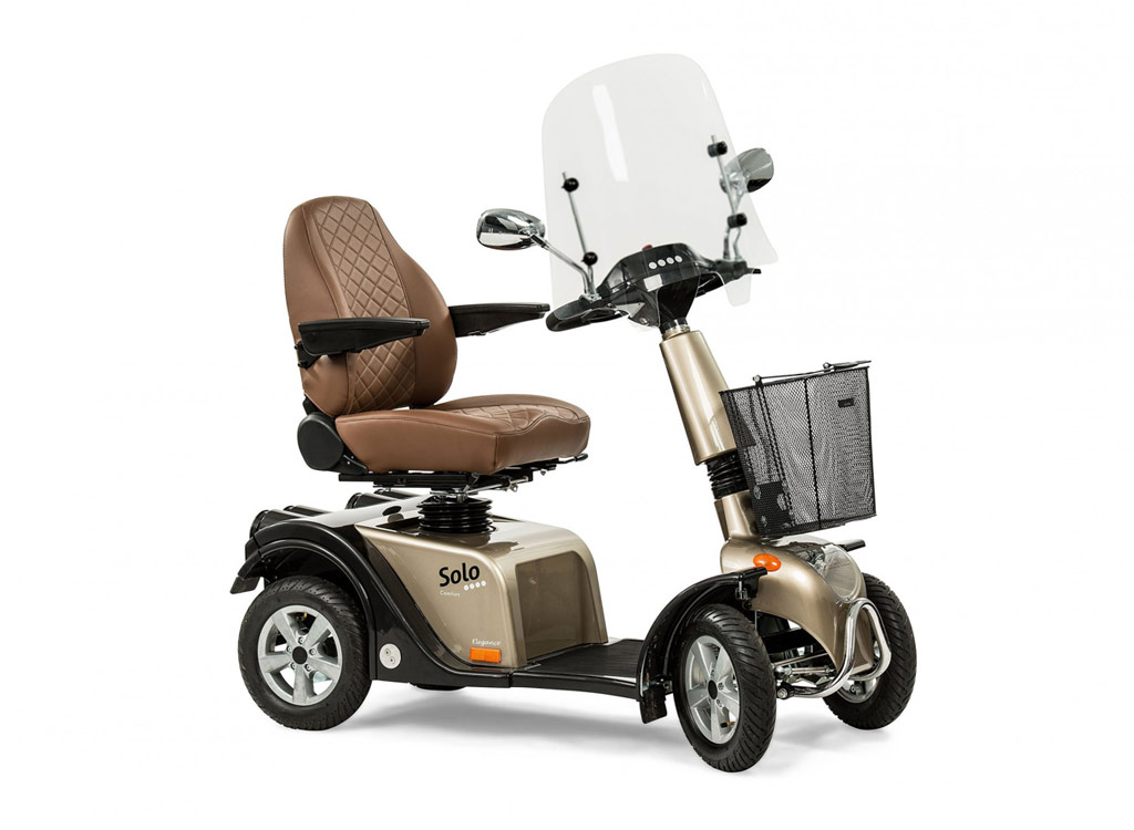 Life&Mobility Solo Elegance Elektro Seniorenmobil und Seniorenscooter mit 4 Rädern, der sich auch gut für Personen mit Übergewicht eignet. Optimal auch für Fahrten mit längerer Entfernung in der Stadt oder auf dem Land. Schützender Windschutz und verchromten Spiegeln erhöhen den Fahrkomfort. Sehr komfortabler Sitz aufgrund dem besonderen Federungssystem.