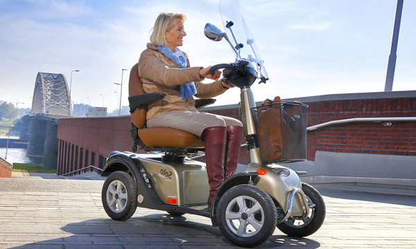 Seniorenscooter und Seionorenmobil mit 4 Rädern